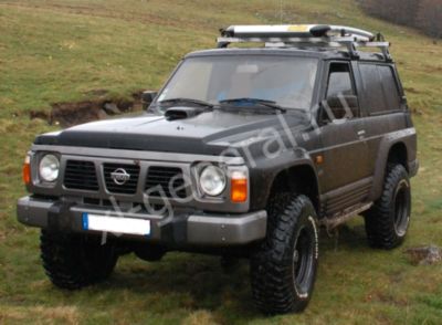 Лобовое стекло Nissan Patrol Y60